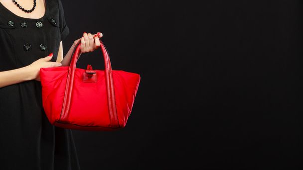 nő gazdaság piros táska - Fotó, kép