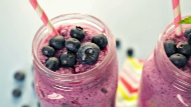 smoothie blueberry świeżych organicznych - Materiał filmowy, wideo