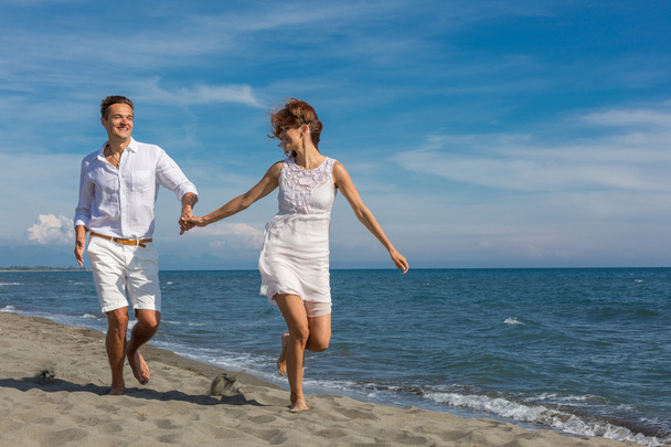 ευτυχισμένο ζευγάρι στην αγάπη περπάτημα στην παραλία - Φωτογραφία, εικόνα