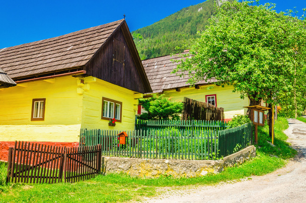 Cabane et rue jaune en bois
 - Photo, image