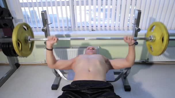 άνδρες άσκηση στο γυμναστήριο - Πλάνα, βίντεο