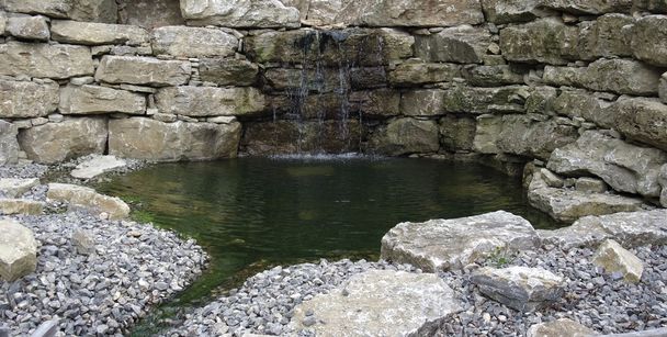 石の壁と池の詳細 - 写真・画像