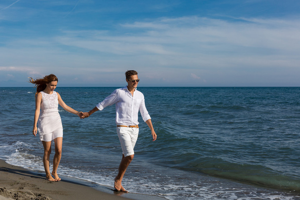 ευτυχισμένο ζευγάρι στην αγάπη περπάτημα στην παραλία - Φωτογραφία, εικόνα