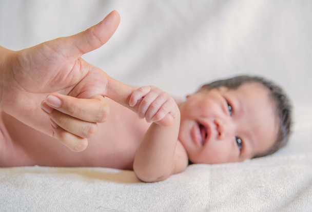 Mignon nouveau-né main de bébé tenant doigt mère
 - Photo, image