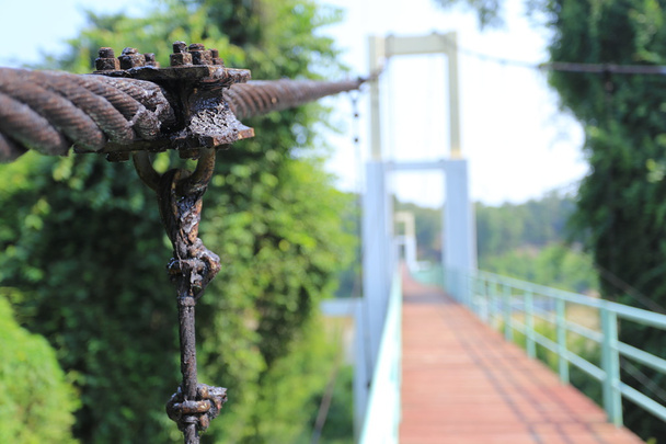 Η κρεμαστή γέφυρα πάνω από τον ποταμό - Φωτογραφία, εικόνα