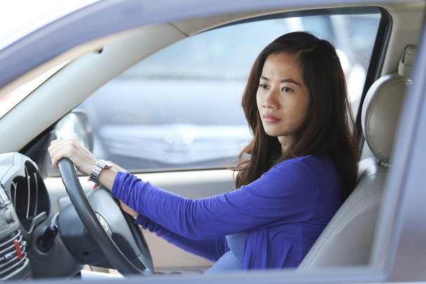 Giovane donna asiatica cavalcare una macchina, sul traffico
 - Foto, immagini
