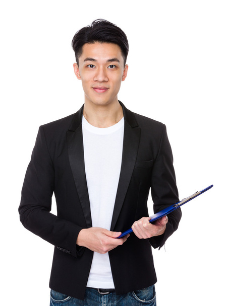 Jeune homme d'affaires asiatique avec presse-papiers
 - Photo, image