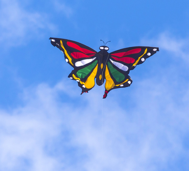 Cerf-volant coloré volant dans le ciel bleu - Photo, image
