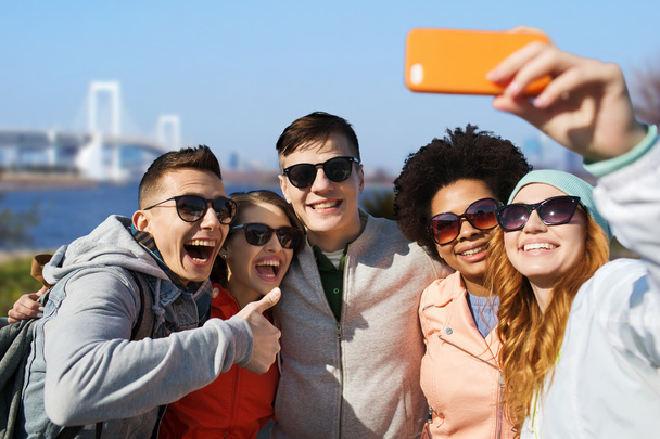 happy friends taking selfie with smartphone - Foto, afbeelding