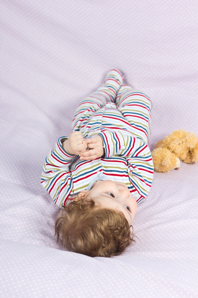 Bebê ativo.Retrato de uma criança alegre ativa. bebê de seis meses
 - Foto, Imagem