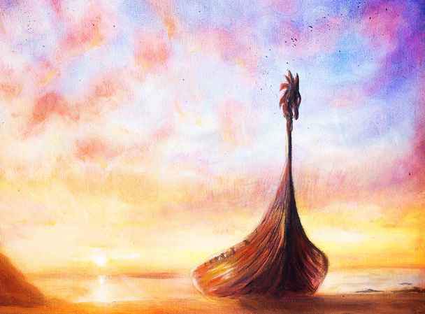 Лодка викингов на пляже, роспись на каноэ, Лодка с деревянным драгоном
. - Фото, изображение