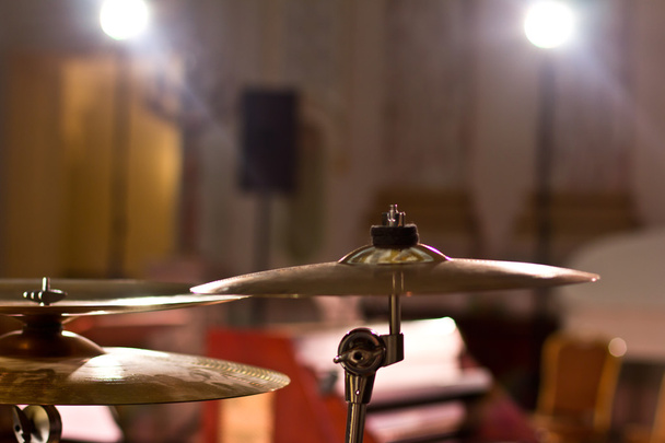 Instrumentos de percussão numa câmara. Tambores. Marimba. Baixo. Jazz. iluminação íntima
 - Foto, Imagem