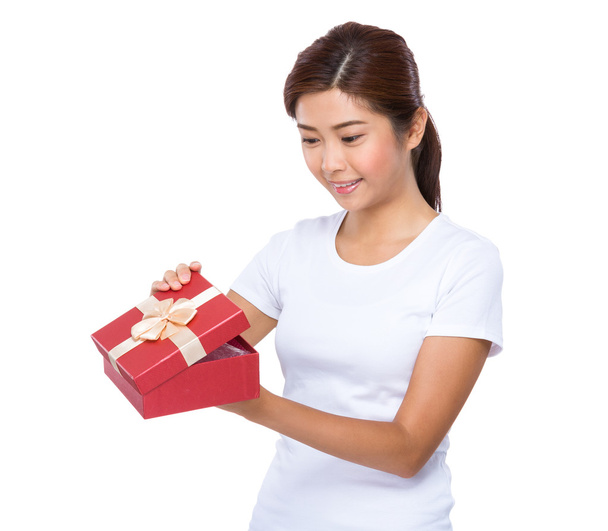 asiático mujer abrir su presente caja
 - Foto, imagen