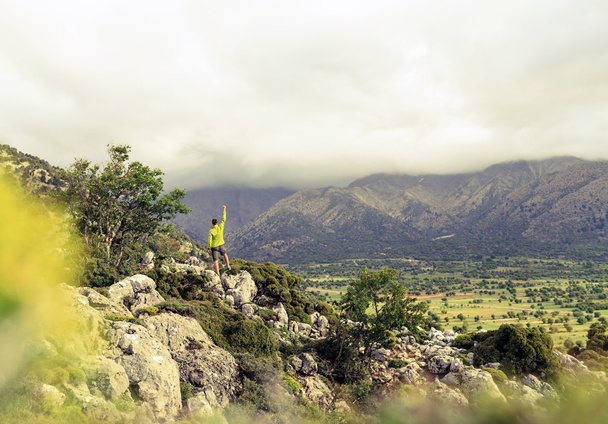 Πεζοπορία άνθρωπος εξετάζοντας όμορφα βουνά επιτυχία έννοια - Φωτογραφία, εικόνα