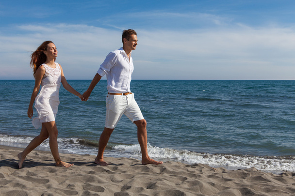 couple heureux amoureux marchant sur la plage
 - Photo, image