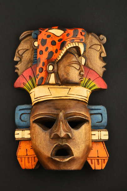 Indische Maya Azteekse houten gesneden geschilderde masker geïsoleerd op zwart - Foto, afbeelding