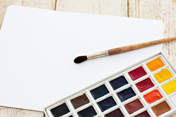 Çalışma alanı'nı sanatçı - kağıt, boya, fırça, renk tekerleği - Fotoğraf, Görsel