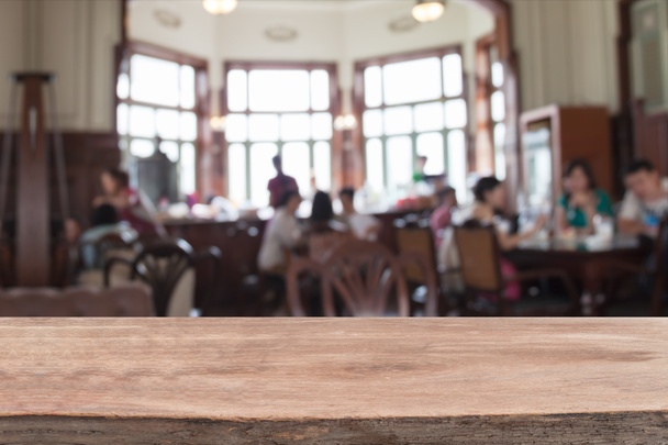 空の木製テーブルとぼやけのコーヒー ショップの背景. - 写真・画像