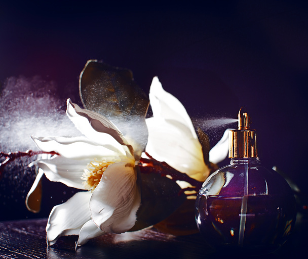 Parfum en bloemen - Foto, afbeelding