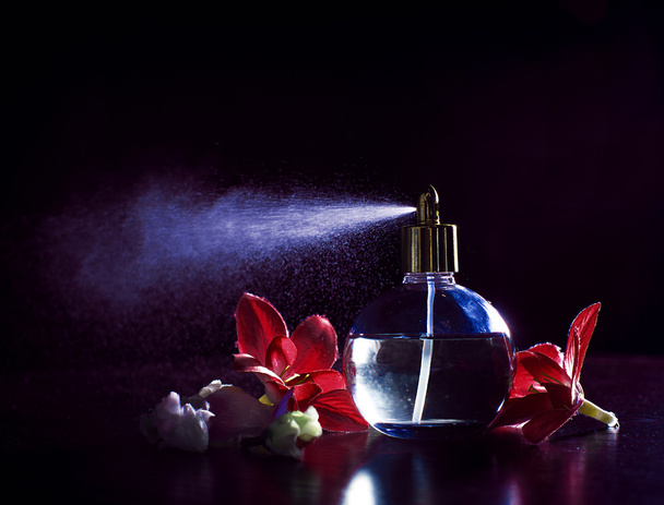 Pink bottle of perfume spraying - Zdjęcie, obraz