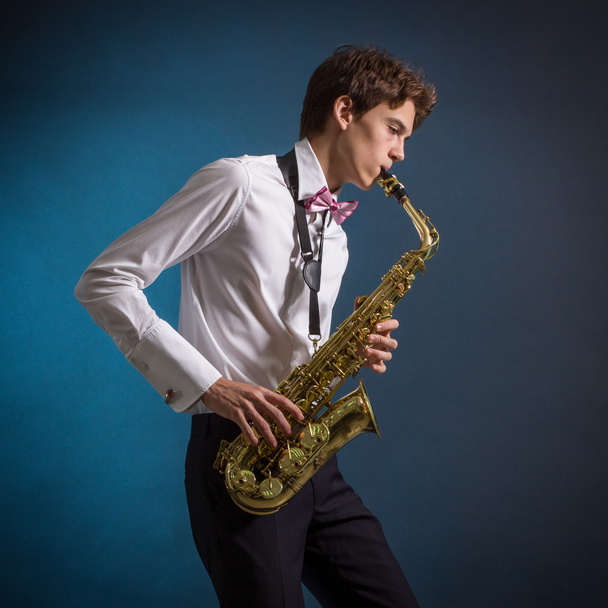 Jeune homme joue du saxophone
 - Photo, image