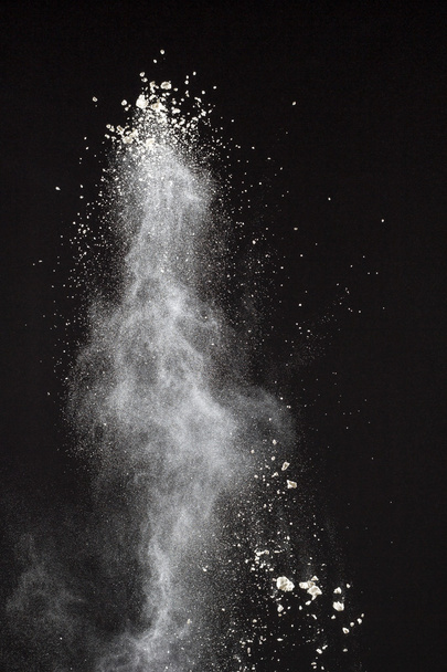 Valkoisen pölyn räjähdyksen jäädyttäminen
 - Valokuva, kuva
