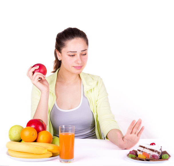 meisje kiest fruit in plaats van snoep - Foto, afbeelding