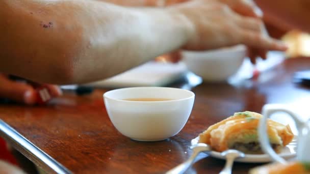 Οι άνθρωποι πίνουν τσάι και τροχαίο ζάρια στο Cafe - Πλάνα, βίντεο