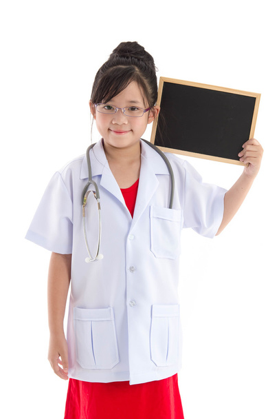 schöne asiatische Mädchen in einem Arzt Uniform halten Tafel - Foto, Bild