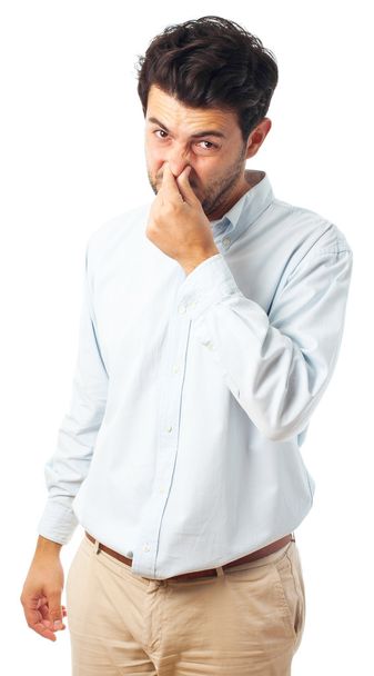 hombre con gesto apestoso sobre un fondo blanco
 - Foto, imagen