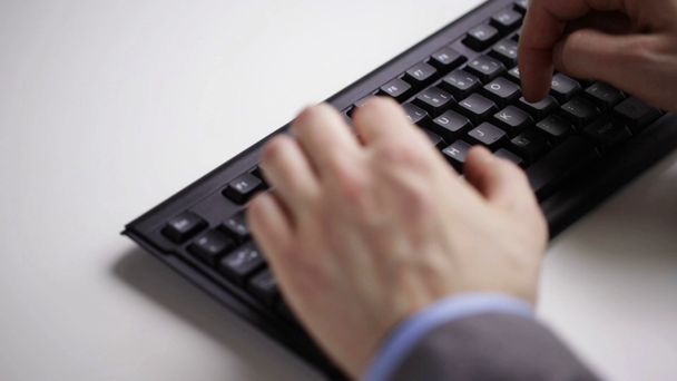 крупным планом руки бизнесмена на клавиатуре
 - Кадры, видео