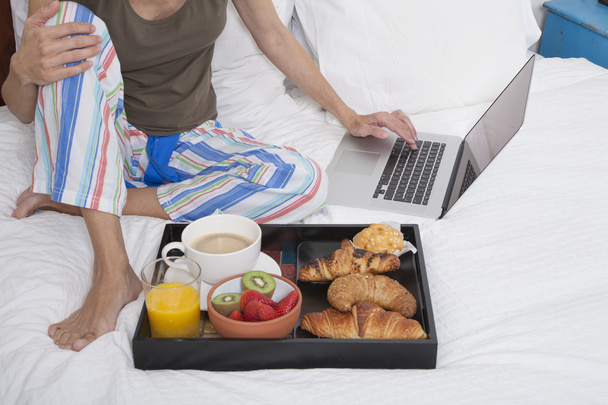 bed laptop e prima colazione
 - Foto, immagini