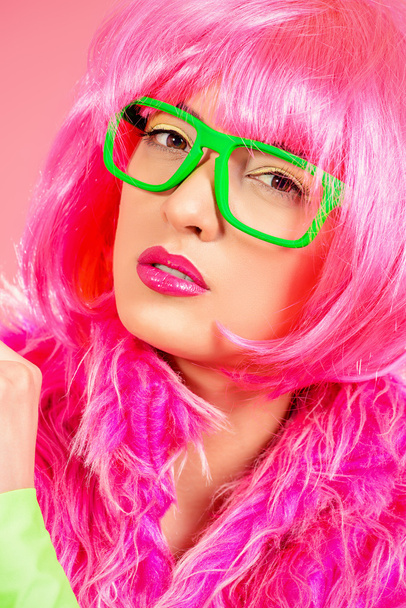 peruca rosa
 - Foto, Imagem