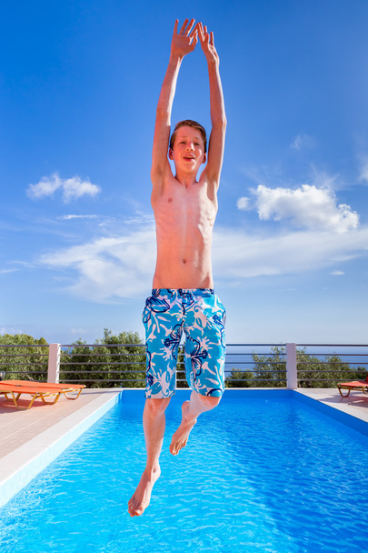 Néerlandais adolescent garçon saut haut au-dessus de bleu piscine
 - Photo, image