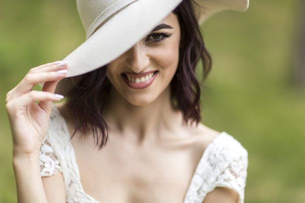 Şapkalı genç kadın. - Fotoğraf, Görsel