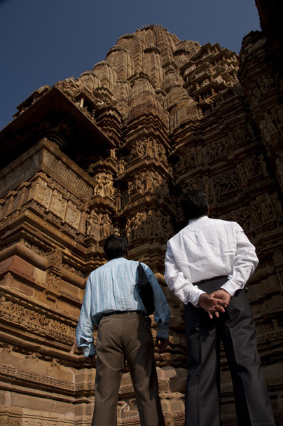 Туристи цікавляться храмами Кахурахо, Кахья-прадеш, Індія
 - Фото, зображення