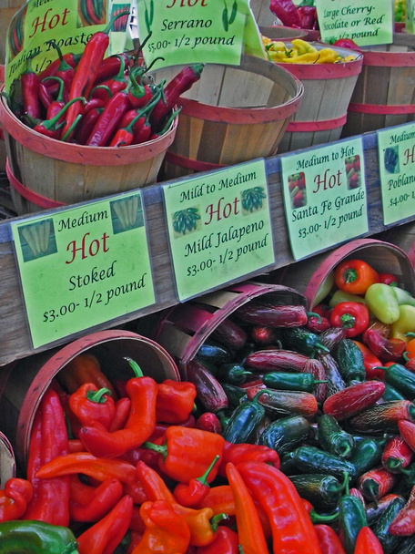 Cabina de ventas con diferentes tipos de chiles en el mercado de un agricultor
 - Foto, Imagen
