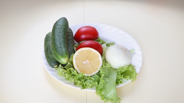 Yunan salatası ve ingridients ile plakalar - Video, Çekim