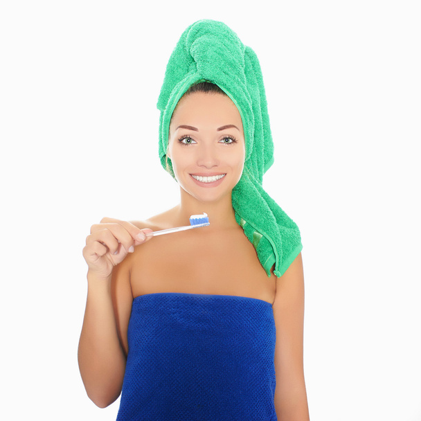 beautiful girl brushing teeth - Foto, afbeelding