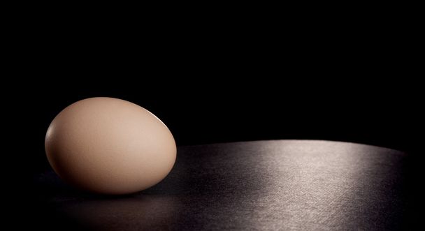 αυγό σε μαύρο - Φωτογραφία, εικόνα