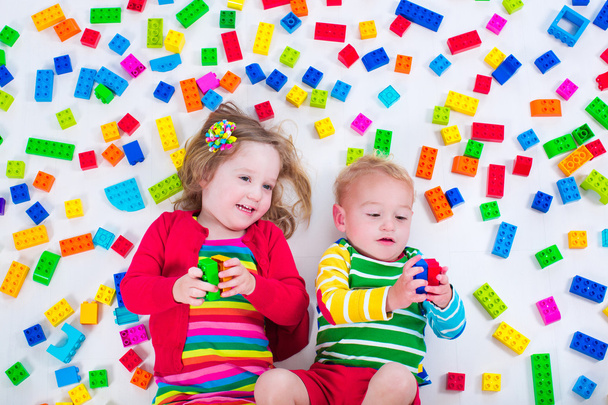 Bambini che giocano con blocchi colorati
 - Foto, immagini