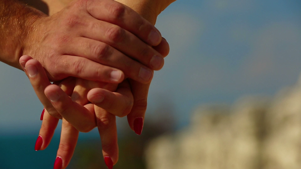 Paar am Strand Händchen haltend - Filmmaterial, Video