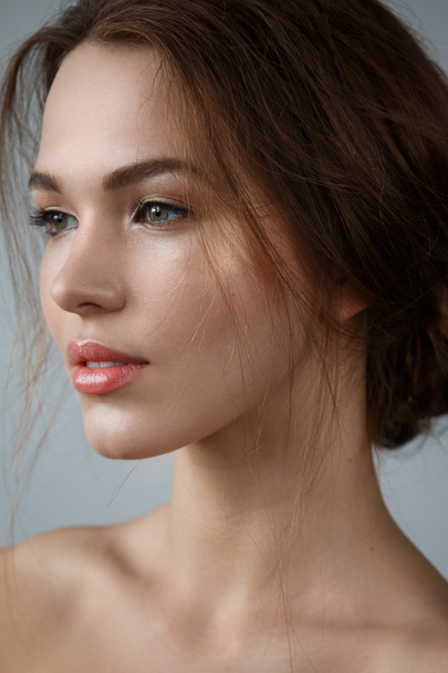 Beautiful woman with natural make up and hairstyle - Foto, afbeelding