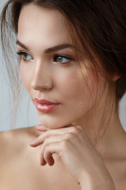 Woman with natural makeup and hairstyle - Foto, immagini