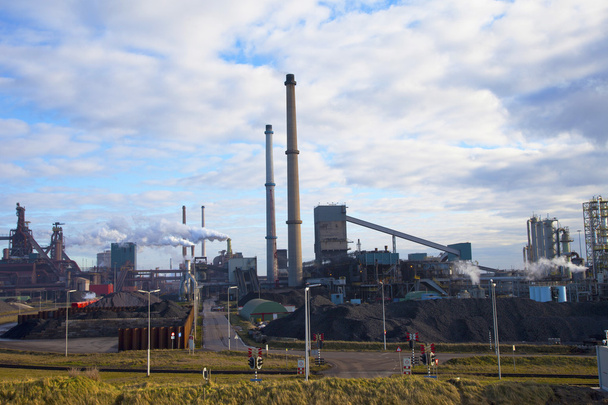 zware ijzer-en staalindustrie in enorme stalen fabriek - Foto, afbeelding