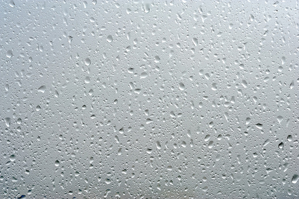 σταγόνες βροχής σε καθαρό παράθυρο - Φωτογραφία, εικόνα