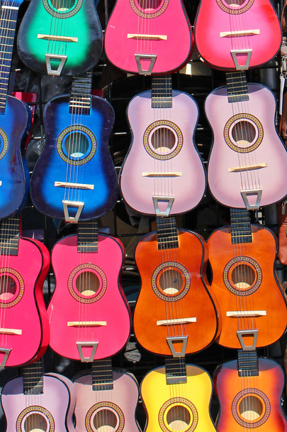 Μικρό πολύχρωμο κιθάρες - Φωτογραφία, εικόνα