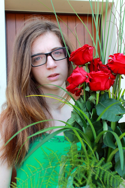 girl with red roses - Zdjęcie, obraz