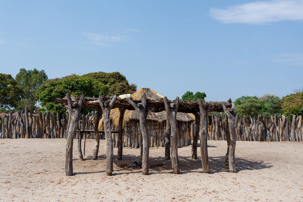 traditionele Afrikaanse dorp met huizen  - Foto, afbeelding