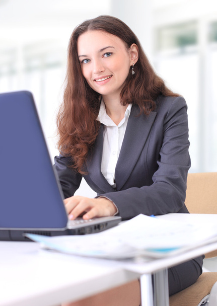 Thoughtful business woman in an office smiling. - Foto, Imagen